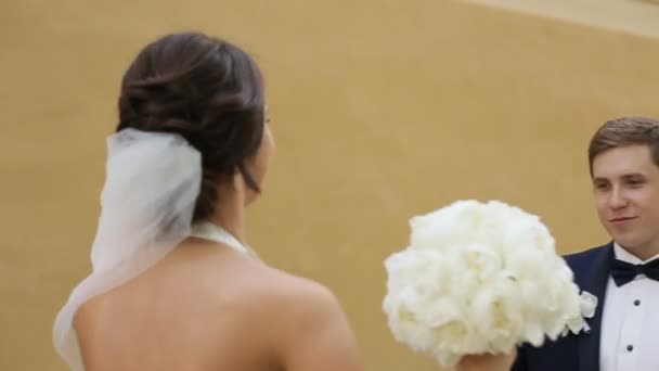 Boldog esküvői pár az esküvő előtti — Stock videók