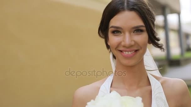 Bonita novia con su bouqet de boda — Vídeo de stock