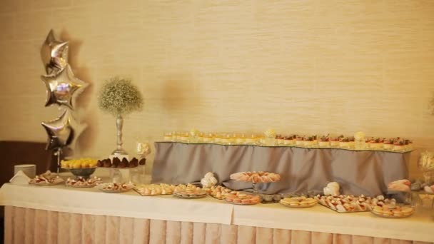 Candy Bar. Delicious sweet buffet with cupcakes — Stock Video