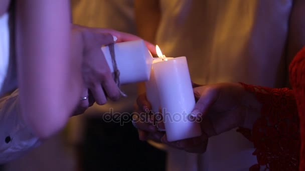 Весільні свічки на руках — стокове відео