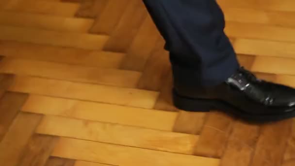 Os sapatos do jovem noivo — Vídeo de Stock