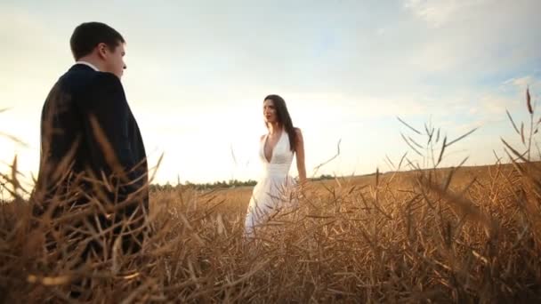 Невеста приближается к жениху — стоковое видео