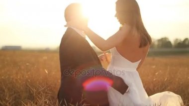 Onun damat buğday Field yakınındaki dans mutlu gelin