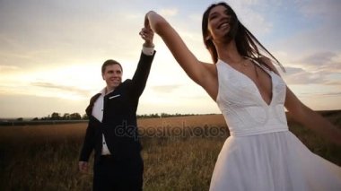 Buğday alan yeni evli çifte