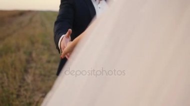 Gelin ve damat elele ve yürüyüş