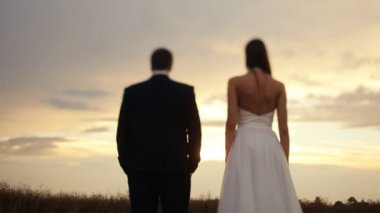 Yeni evli çift elele