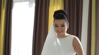 Gelin önce bir ayna düğün günü sabah oturur.