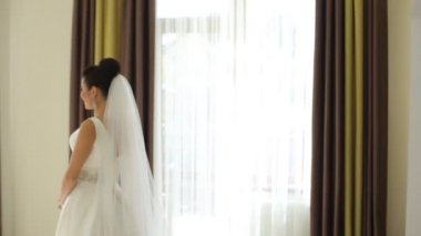 mutlu lüks gelin ve damat pencerede ayakta