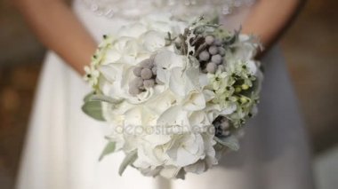 Güzel gelin çiçekleri koklamak yakın çekim