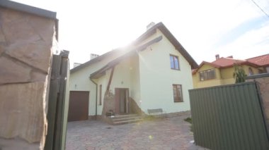 Büyük beyaz ev yakın çekim