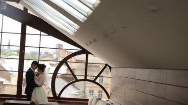 Mutlu gelin ve damat pencerenin ayakta