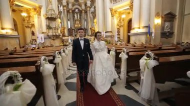 Gelin ve damat kiliseden git