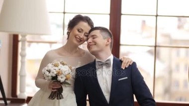 Mutlu evlilik çift. Onlar güleryüzlü gelin tutma buket