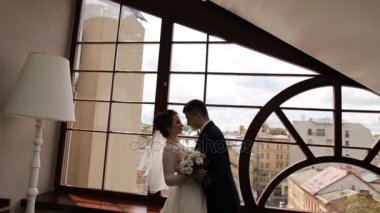 güzel genç çift ayakta pencerenin yakınındaki