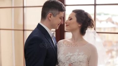 Güzel genç çift gelin ve damat bir gelinlik birbirinize bakın