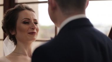 Gelin ve damat töreninden sonra onların aşk ve mutluluk ifade