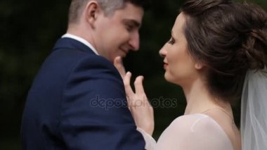 Kız damat elini boynuna okşayarak