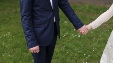 Genç çift düğünden önce elele. yakın çekim