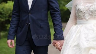 Genç çift düğünden önce elele. yakın çekim