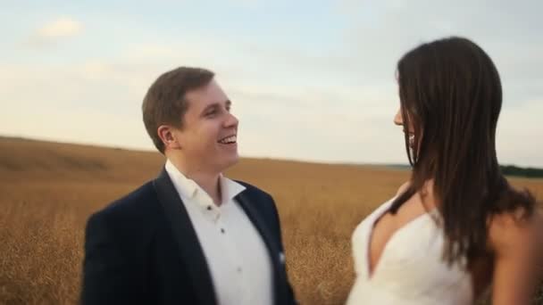Ευτυχισμένο ζευγάρι άλμα στο πεδίο σιτάρι — Αρχείο Βίντεο