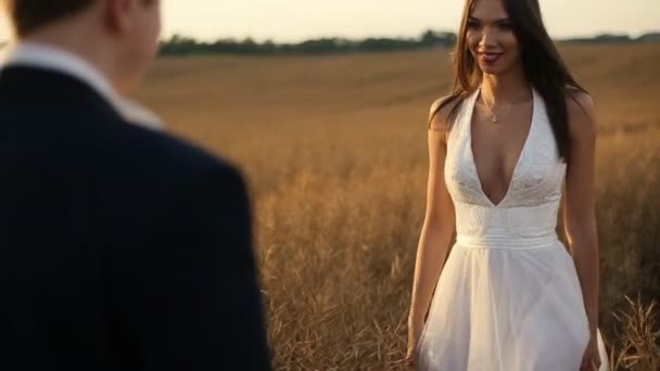 Sposa si avvicina allo sposo — Video Stock