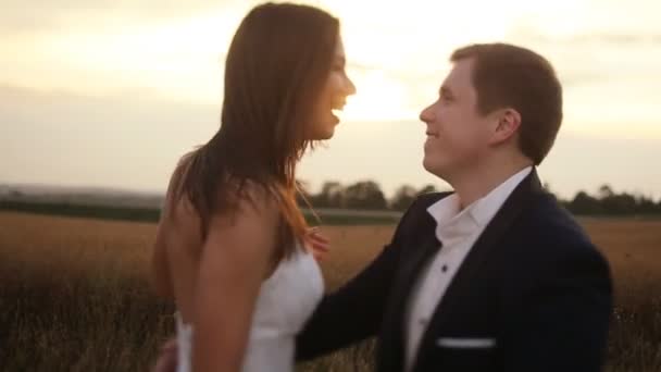 Braut und Bräutigam tanzen auf dem Weizenfeld — Stockvideo