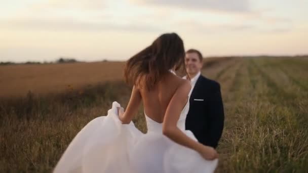 Щаслива наречена стрибає до свого нареченого — стокове відео