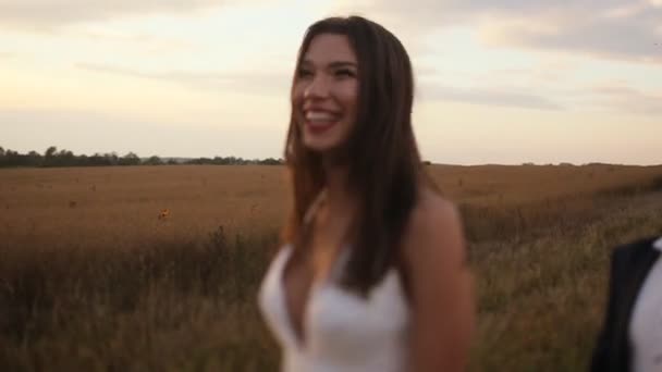 Glückliche Braut in der Nähe des Bräutigams lacht — Stockvideo