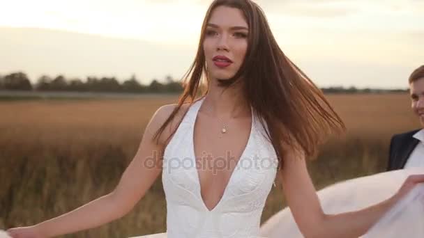 Šťastná nevěsta tančí poblíž její ženich — Stock video