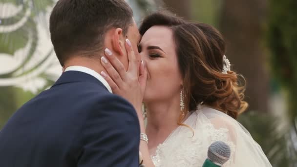 Menyasszony a vőlegény csók az esküvőn — Stock videók