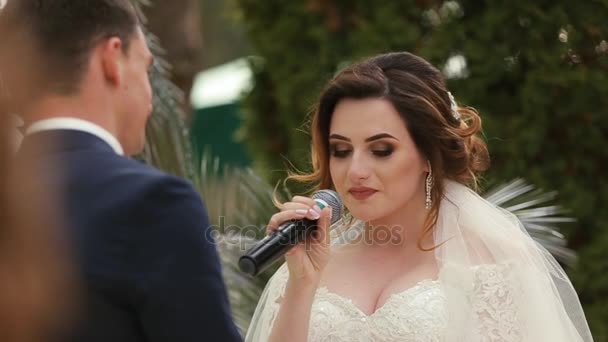 結婚式で若いカップル — ストック動画