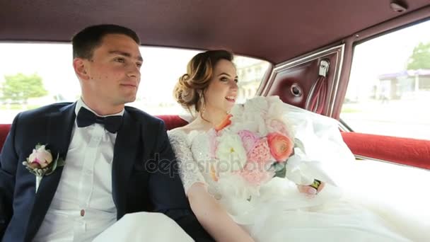 Happy couple inside the car — Stock Video