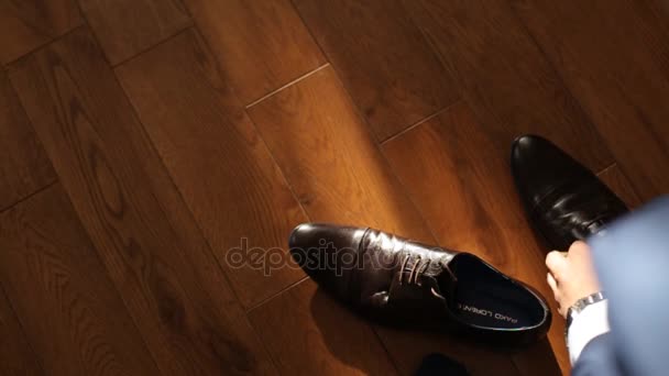 Hombre tratando de cordones de cuero antes de la boda — Vídeo de stock