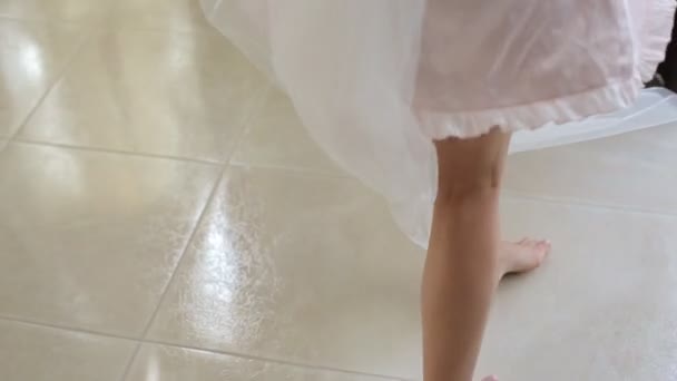 Красивая невеста касается свадебного платья перед свадьбой — стоковое видео