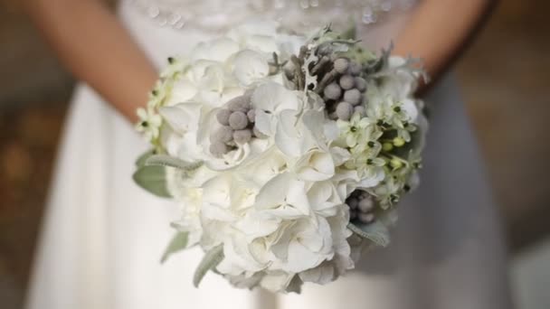 Прекрасная невеста нюхает цветы вблизи. — стоковое видео