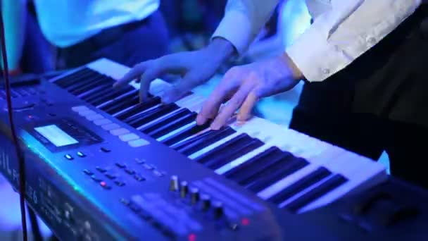 Mãos masculinas Pianista tocando piano no dia do casamento — Vídeo de Stock