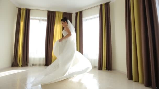 Hermosa novia girando antes de la boda — Vídeos de Stock