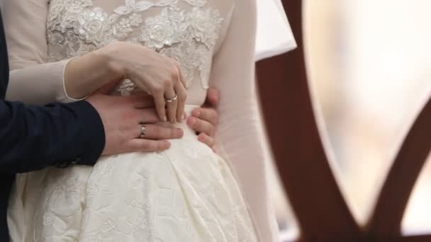 Manos de novia y novio con anillos de boda. Vista de cerca — Vídeos de Stock