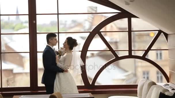 Pareja de boda abrazando el día de la boda. novios. novia en vestido de novia blanco — Vídeos de Stock