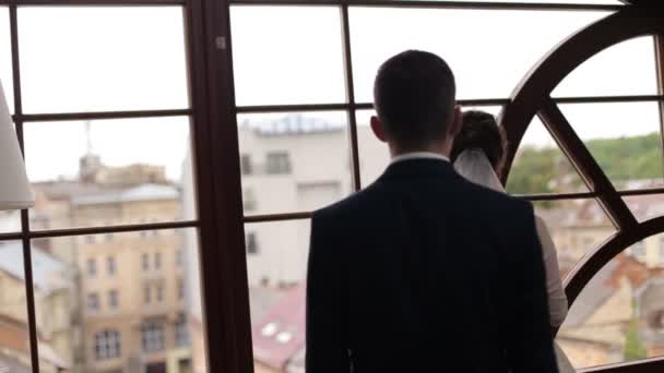 결혼 하는 신랑과 행복 한 신부 — 비디오