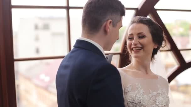 Braut lächelt im Zimmer am Fenster — Stockvideo