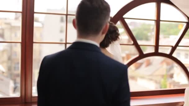 Feliz novio y novia antes de la boda — Vídeos de Stock