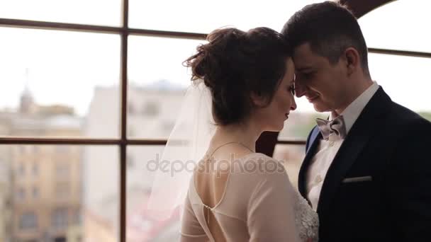 Giovane sposa e sposo stanno abbracciando — Video Stock