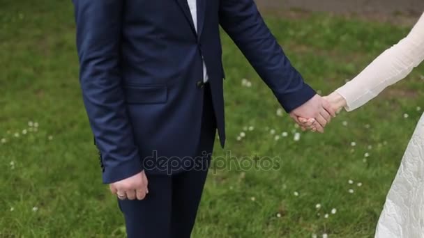 Ungt par hålla händerna innan bröllopet. närbild — Stockvideo