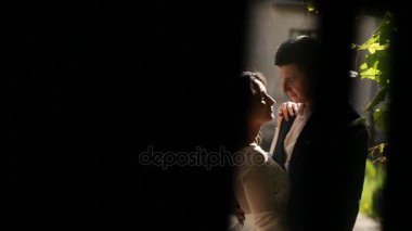 Konfeti bir mutlu genç çifte ateş