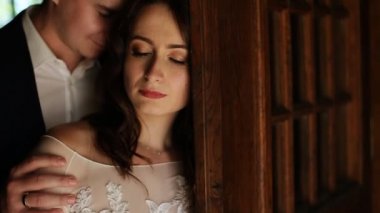 Damat yakından yavaşça gelinler omuz kucaklayan