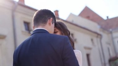 Romantik Çift gülüyor eğleniyor aşık kucaklayan. Çok kültürlü adam ve mutlu gülümseyen kadın,
