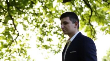 Takım elbiseli adam doğa hayran