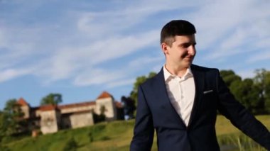 Güzel romantik Düğün çifti, damat ve gelin on sunset eski kale sarılma