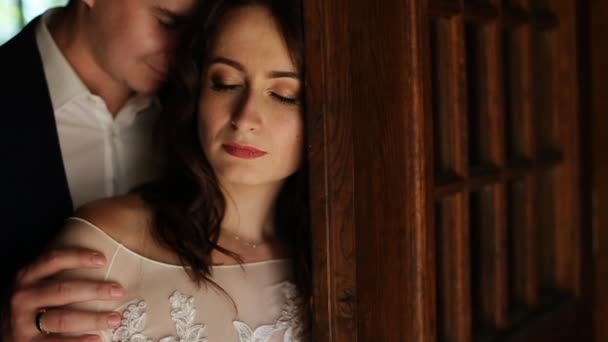 Närbild av brudgummen omfamnar försiktigt brudar axeln — Stockvideo